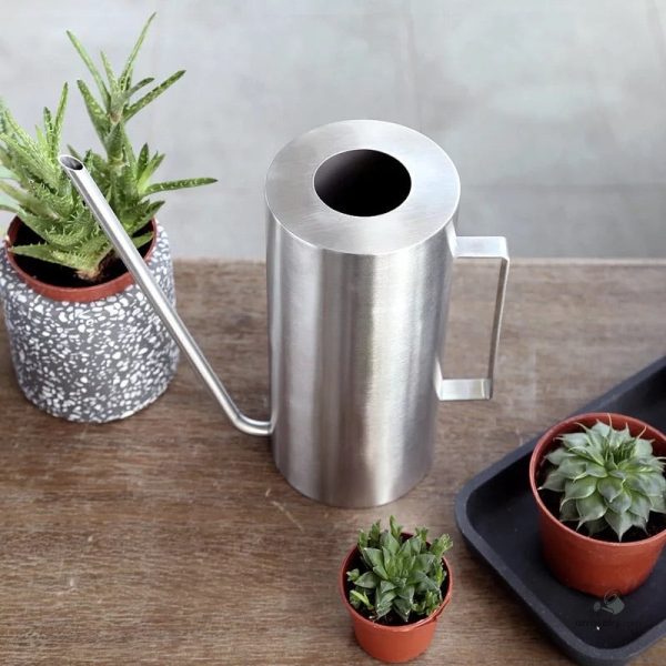 Arrosoir inox au design soigné et pratique
