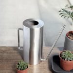 Arrosoir moderne en inox pour un jardin chic