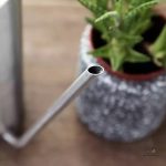 Arrosoir inox au design épuré et fonctionnel