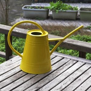 Arrosoir jaune au design ergonomique et pratique