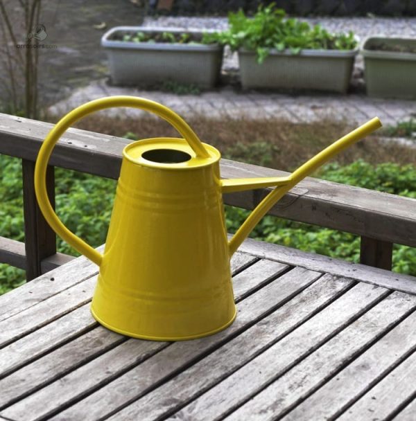 arrosoir-jaune-1 Arrosoir jaune au design ergonomique et pratique
