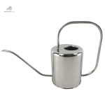 Accessoire de jardinage : arrosoir au long bec stylé