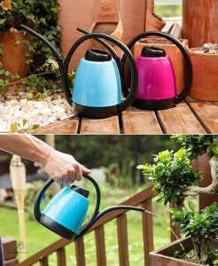 Arrosoir de jardin avec un long bec pratique