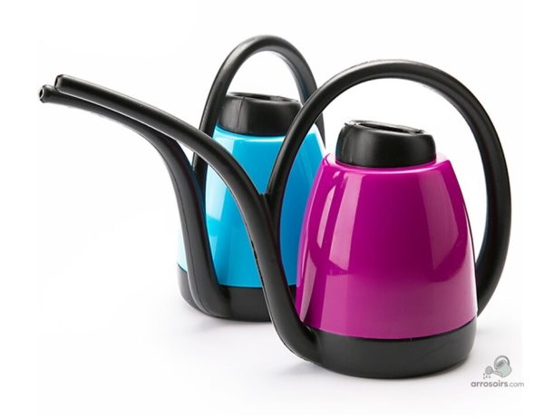 Arrosoir ergonomique avec long bec adapté