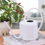 Petit arrosoir en métal blanc pour l'arrosage des plantes