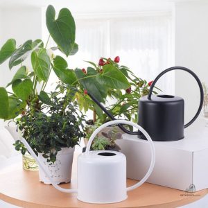 Arrosoir en métal blanc, design élégant pour le jardin
