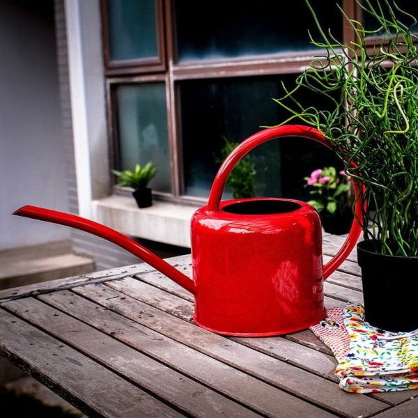 arrosoir-metal-couleur-1 Arrosoir métal coloré pour un jardinage stylé