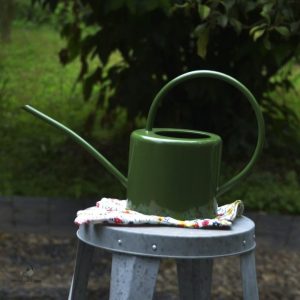 Arrosoir design en métal, couleurs vives pour jardin