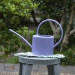 Arrosoir en métal coloré, idéal pour les fleurs