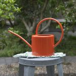 Arrosoir coloré en métal, parfait pour l'arrosage