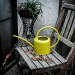 Arrosoir en métal, style moderne et fonctionnel