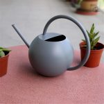 Arrosoir en métal gris pour un arrosage pratique