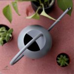 Arrosoir métal gris au design élégant et fonctionnel