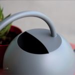 Accessoire de jardin en métal gris, idéal pour arroser