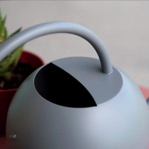 Accessoire de jardin en métal gris, idéal pour arroser