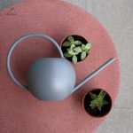 Arrosoir design gris, accessoire essentiel pour le jardin