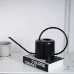 Arrosoir noir élégant et pratique pour le jardinage