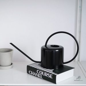 Arrosoir noir élégant et pratique pour le jardinage