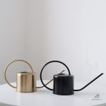 Arrosoir en métal noir, design moderne pour l’extérieur