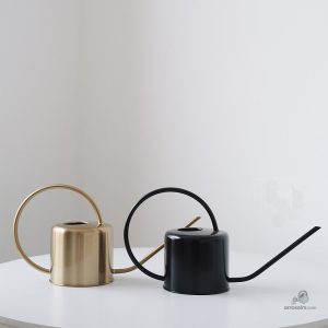 Arrosoir en métal noir, design moderne pour l’extérieur
