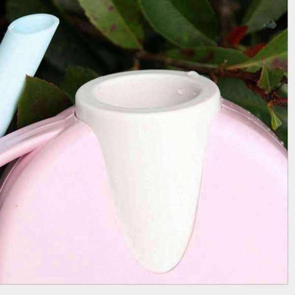 Arrosoir en teintes pastel pour un jardin stylé