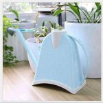Accessoire de jardinage : arrosoir aux couleurs douces