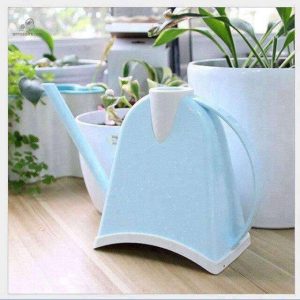 Accessoire de jardinage : arrosoir aux couleurs douces