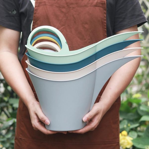 Arrosoir pratique pour l'entretien des plantes en pot