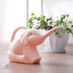 Accessoire de jardin : arrosoir éléphant en plastique