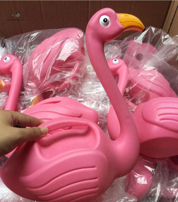 Flamant rose en arrosoir, ajout coloré pour le jardin