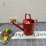 Arrosoir en métal, couleur rouge éclatante pour le jardinage