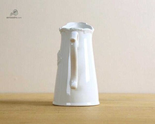 Élégant arrosoir en porcelaine, pour un jardin raffiné