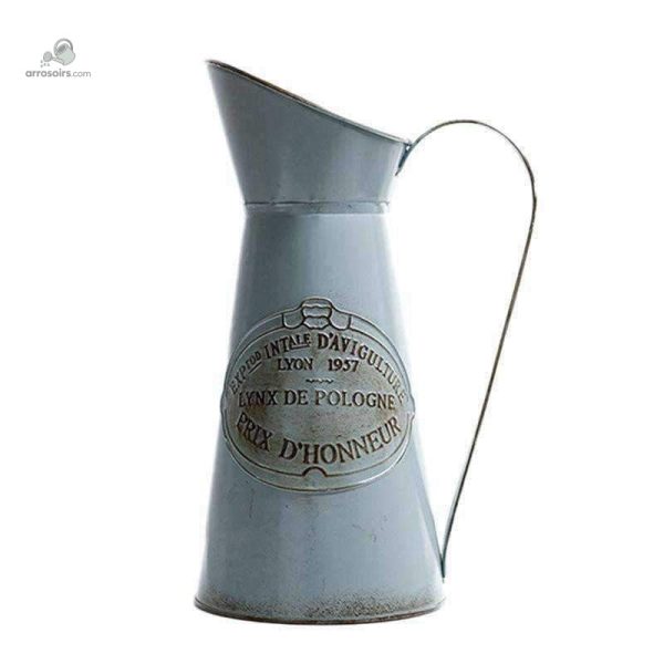 Arrosoir vintage en métal au style ancien