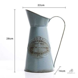 Broc ancien en métal pour l'arrosage vintage