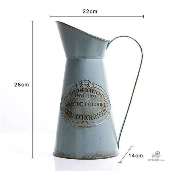 Broc ancien en métal pour l'arrosage vintage