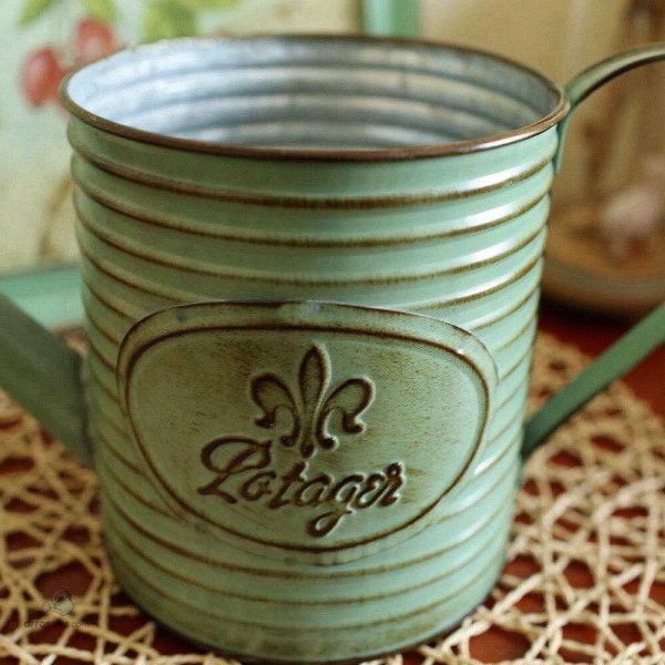 Accessoire de jardin en fer, arrosoir au design rustique