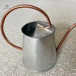 Arrosoir design en métal, finition zinc, idéal pour le jardin