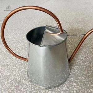 Arrosoir design en métal, finition zinc, idéal pour le jardin