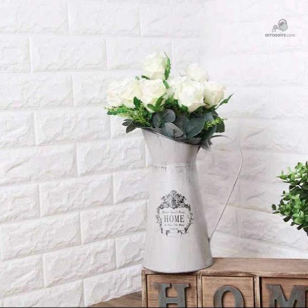 Broc ancien, pièce décorative en métal