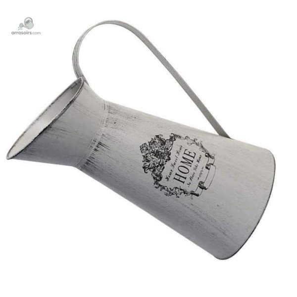 Arrosoir en métal, accent vintage