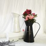 Broc d'eau en métal, accessoire décoratif pratique