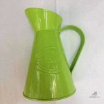 Arrosoir en métal aux teintes vibrantes, charmant et pratique
