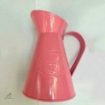 Broc en métal, touche de couleur pour votre espace extérieur