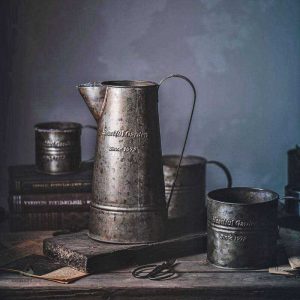 Arrosoir en métal émaillé au design élégant