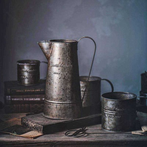 Arrosoir en métal émaillé au design élégant