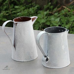 Arrosoir en métal au design vintage élégant