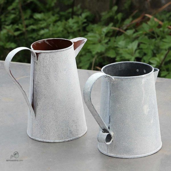 Arrosoir en métal au design vintage élégant