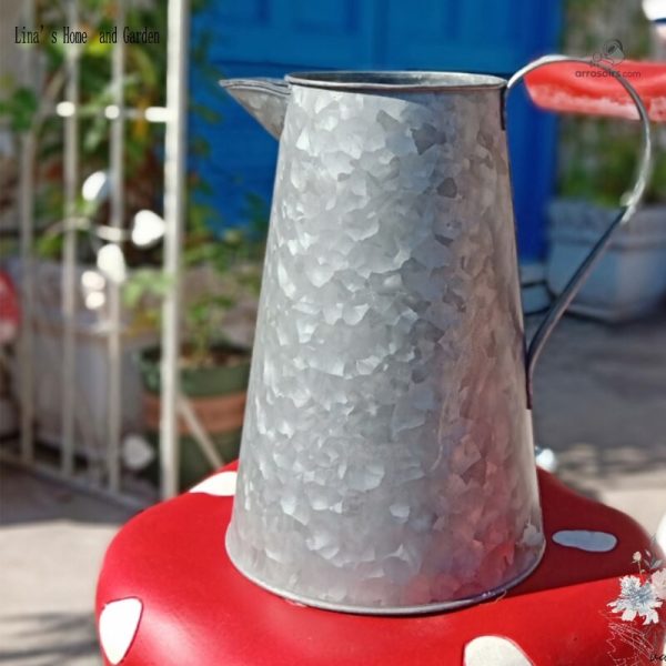Arrosoir en zinc au design élégant et intemporel