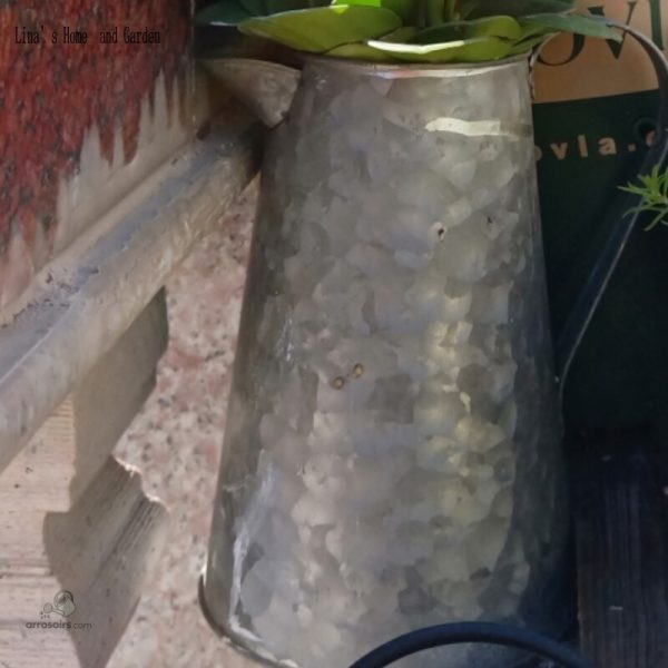 Carafe en zinc, un élément décoratif pour votre espace jardin