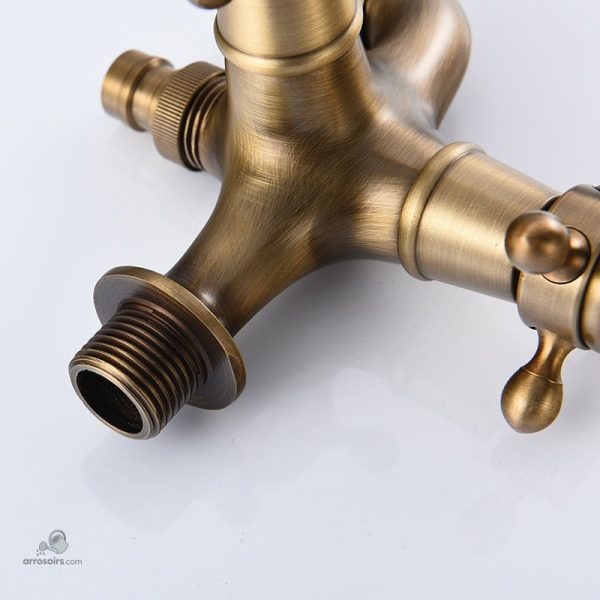 Accessoire de jardinage : robinet double pour l'arrosage